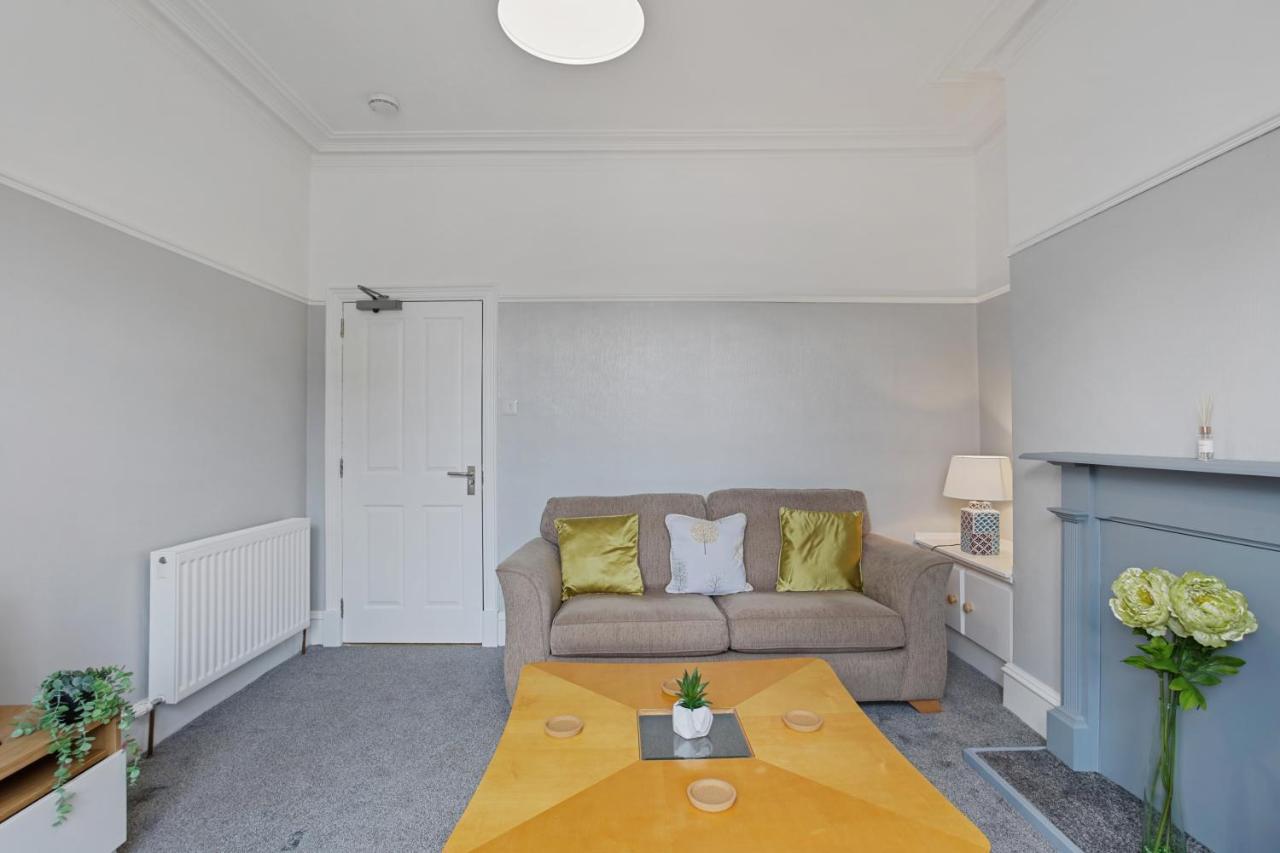 Lovely 3 Bedroom Apartment In Aberdeen Centre Exterior photo