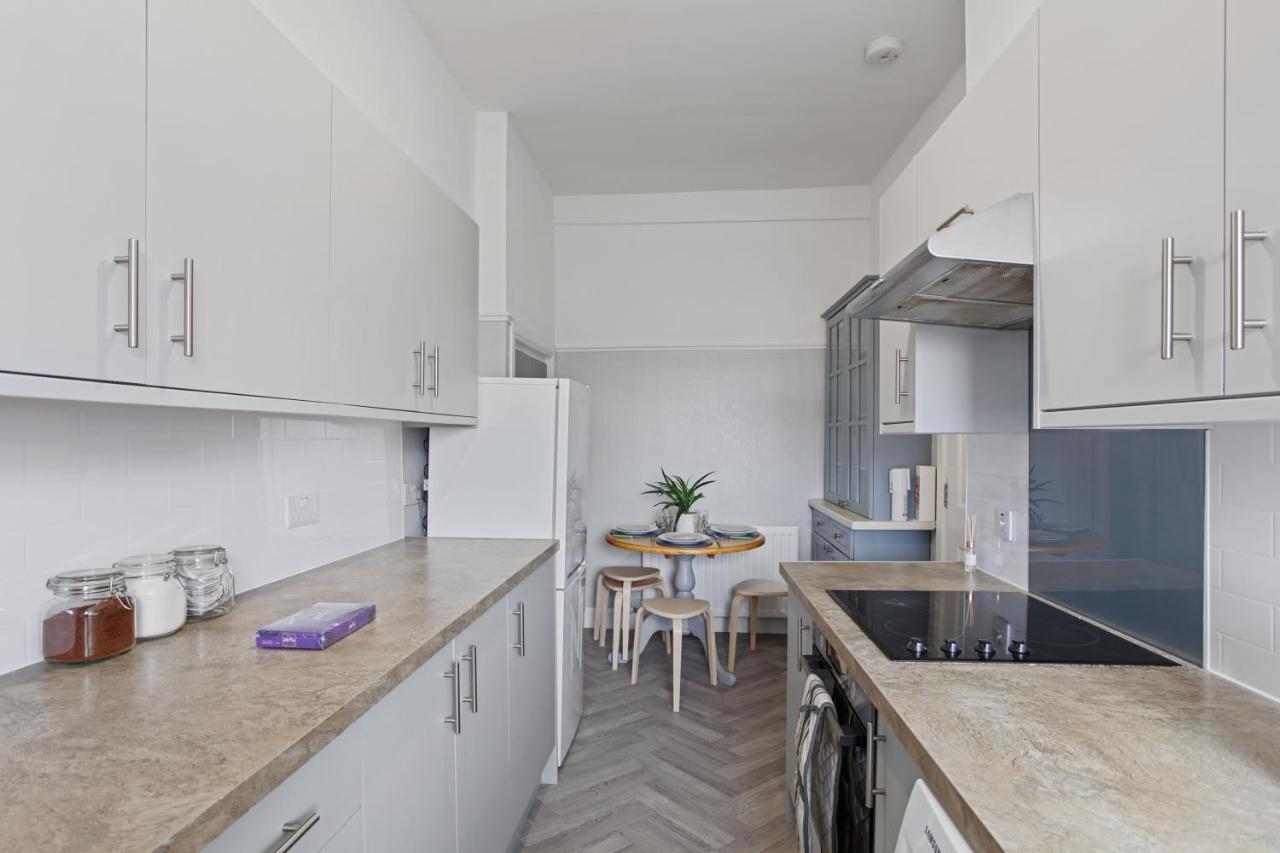 Lovely 3 Bedroom Apartment In Aberdeen Centre Exterior photo