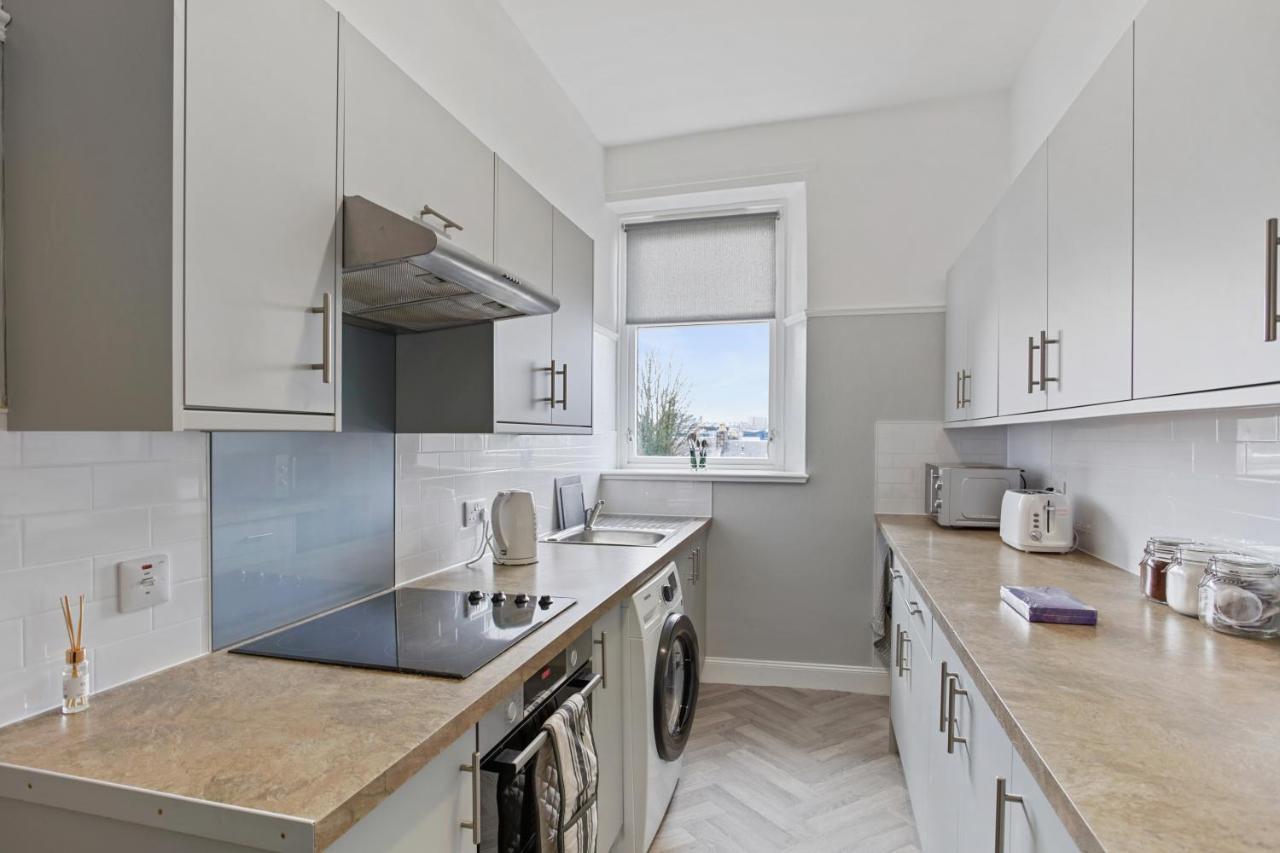 Lovely 3 Bedroom Apartment In Aberdeen Centre Exterior photo